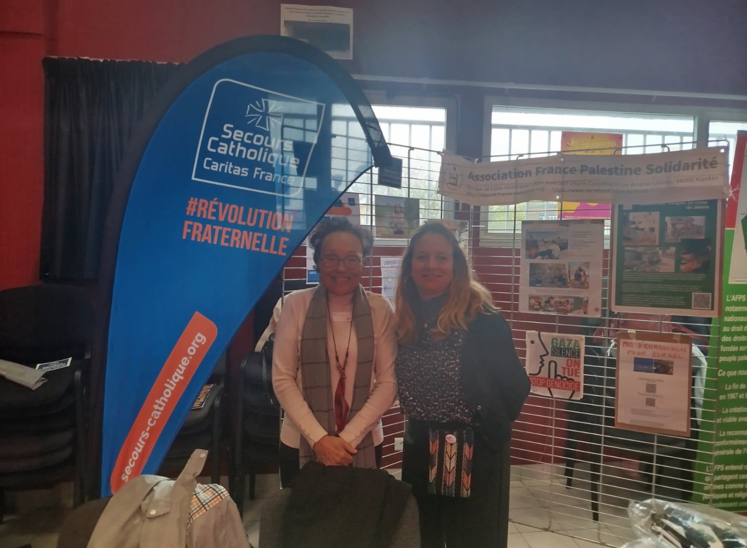 de gauche à droite : Martine THIANE (bénévole de l'association) et Lisa FROMENT (salariée à la Direction de l'Animation Plaidoyers Internationaux au siège)